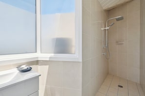 Dusche, Whirlpool, Haartrockner, Handtücher