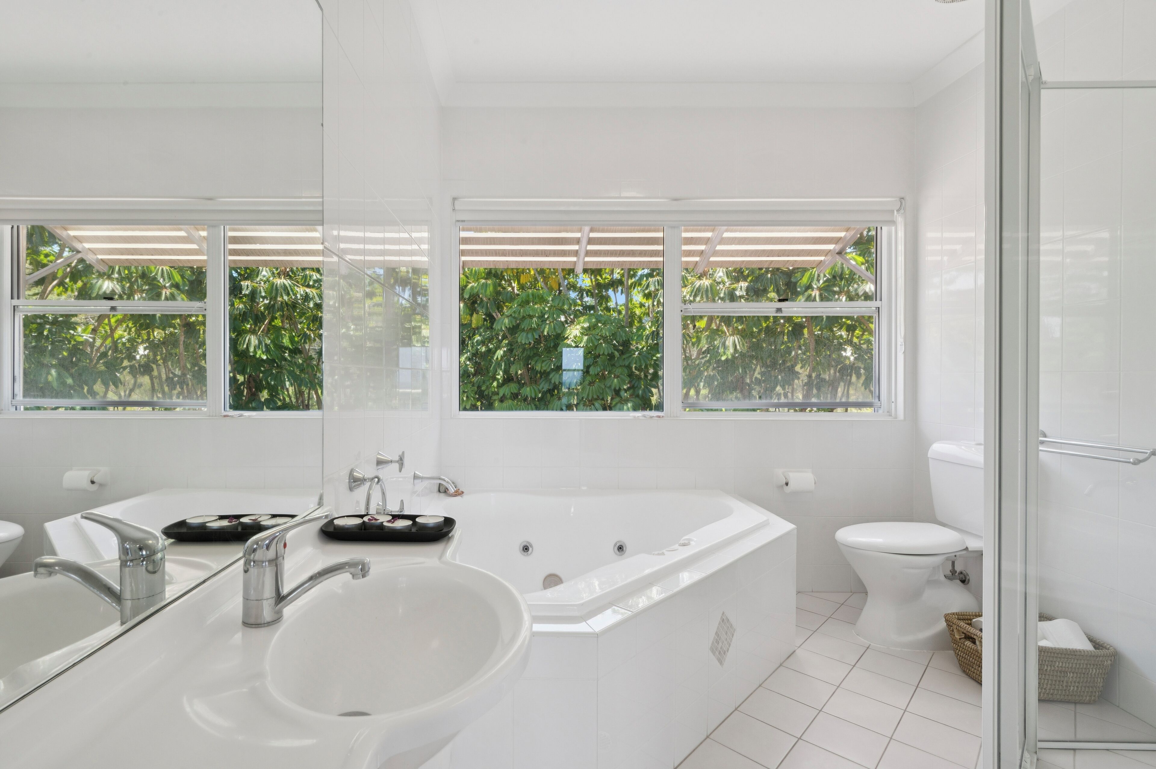 Douche, baignoire à jets, sèche-cheveux, serviettes fournies