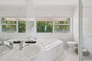 Shower, jetted bath, hair dryer, towels