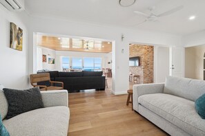 TV - Sapphire House – Luna Blue Apartment (Sapphire Beach)