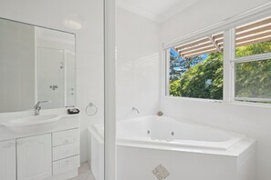 Shower, jetted bath, hair dryer, towels - Sapphire House – Luna Blue Apartment (Sapphire Beach)