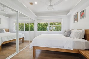 4 bedrooms, iron/ironing board, WiFi, bed sheets - Sapphire House – Luna Blue Apartment (Sapphire Beach)