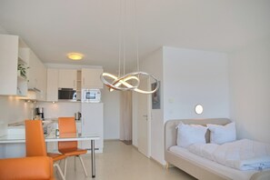 Unclassified image, 2 of 14, button