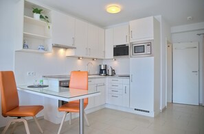 Fridge, microwave, oven, stovetop - Comfortable vacation apartment with covered balcony near the beach in Grömitz (Grömitz)
