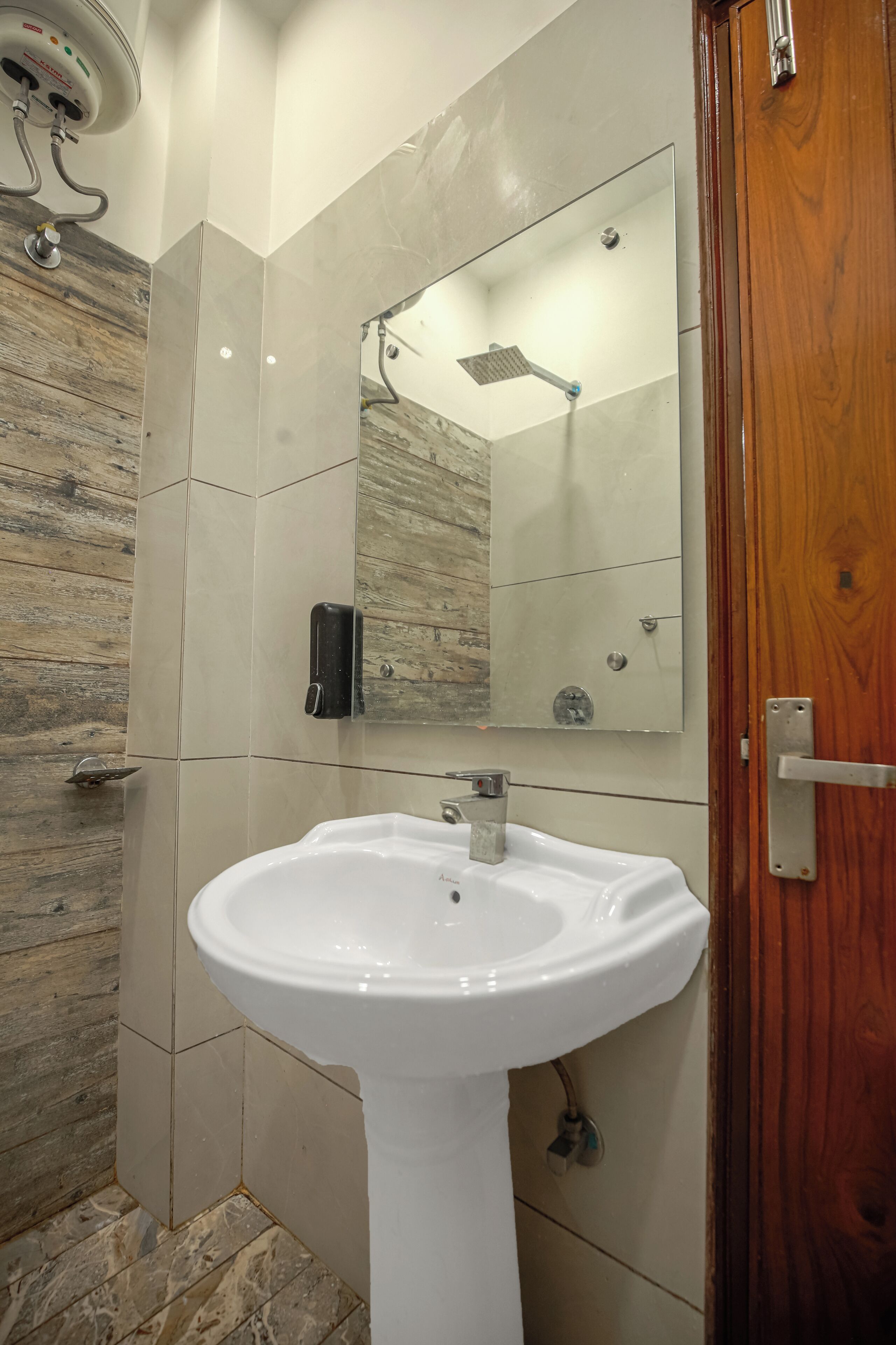 Een badkamer met een witte wastafel, een spiegel en een douche.