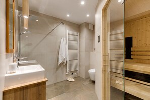 Deluxe-Suite, 2 Schlafzimmer, Hügelblick | Badezimmer