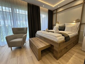 خزنة داخل الغرفة وستائر تعتيم ومكواة/لوح كي وواي فاي مجانًا