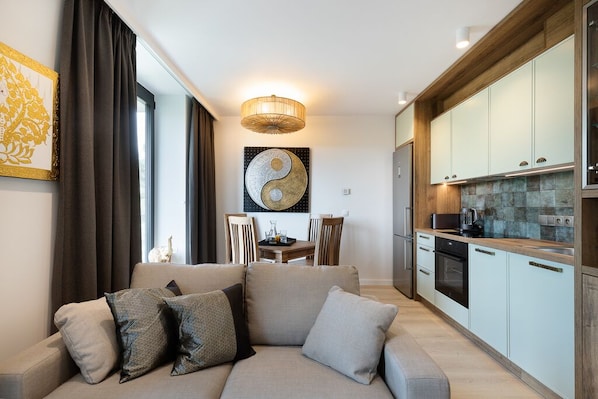 Junior-Suite, Gartenblick | Wohnbereich | Flachbildfernseher