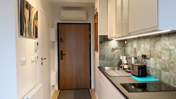 Studio Suite, Garden View | Private kitchen