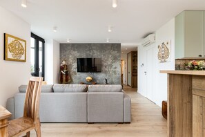 Deluxe Suite, 2 Bedrooms, Hill View | Living area - Araliya (Kraków)