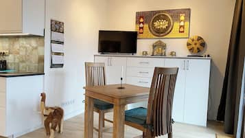 Studio Suite, Garden View | Living area