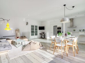 Interior - Bright & Artistic by Interhome (Figueres)