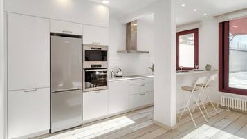 Frigorífico, microondas, horno y lavavajillas