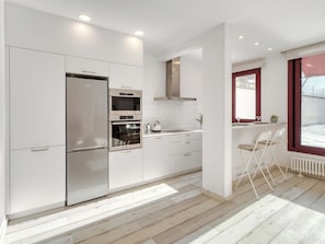 Frigorífico, microondas, horno y lavavajillas