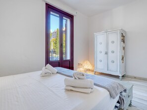 デスク、インターネット