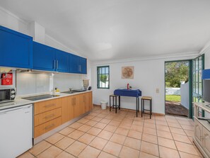 Fridge, microwave, cookware/dishes/utensils - Jardim do Sul by Interhome (Fuseta)