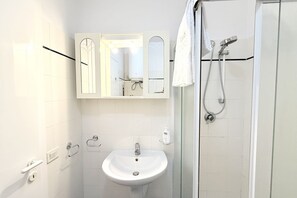Shower, bidet, towels - SE200 - Senigallia, three-room apartment facing the sea with a panoramic terrace (Senigallia)
