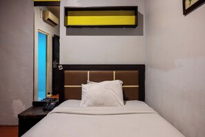 Habitación individual estándar | Baño | Regadera, amenidades de baño gratuitas, toallas, jabón 