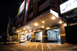 Exterior - Majestiq Hotel by TripleTree (Pekanbaru)