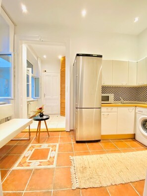 Basic Apartment | Private kitchen | Fridge, microwave, oven, stovetop - Cozy 2BR Apartment Close to Westbahnhof (Vienna)