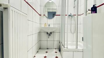 Basic Apartment | Bathroom | Shower, free toiletries, hair dryer, towels