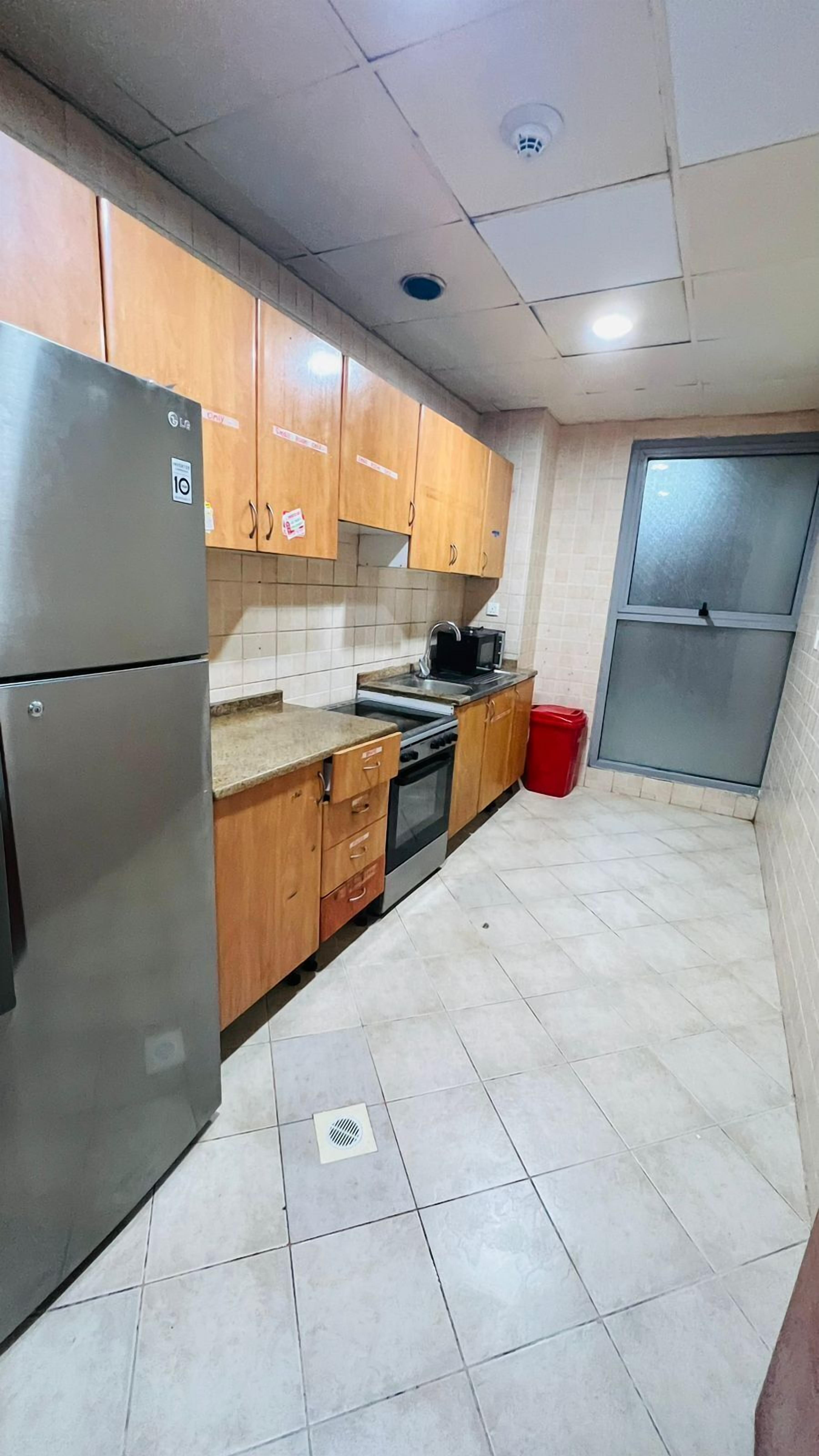 Economy Room, Balcony, City View | Shared kitchen | Fridge, microwave, oven, stovetop