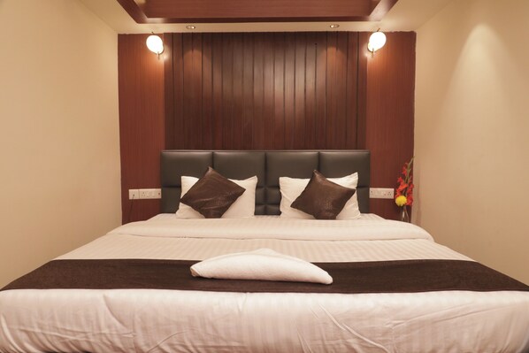 Desk, iron/ironing board, free WiFi - THE LAKE HOTEL (Kolkata)