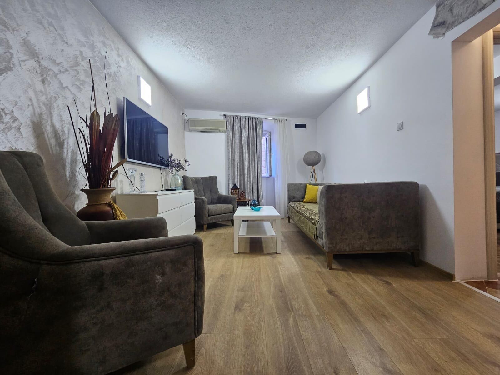 Condo superior, vista a la ciudad | Sala de estar | Televisión LCD de 43 pulgadas con canales vía satélite 