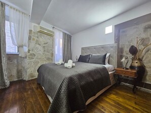 Superior Condo, City View | Free WiFi, bed sheets