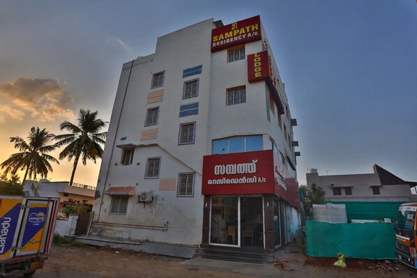 A multi-story building with signage for 'Sampath Residency A/C' and 'Muthoot A/C'. - Sampath Residency (Palani)