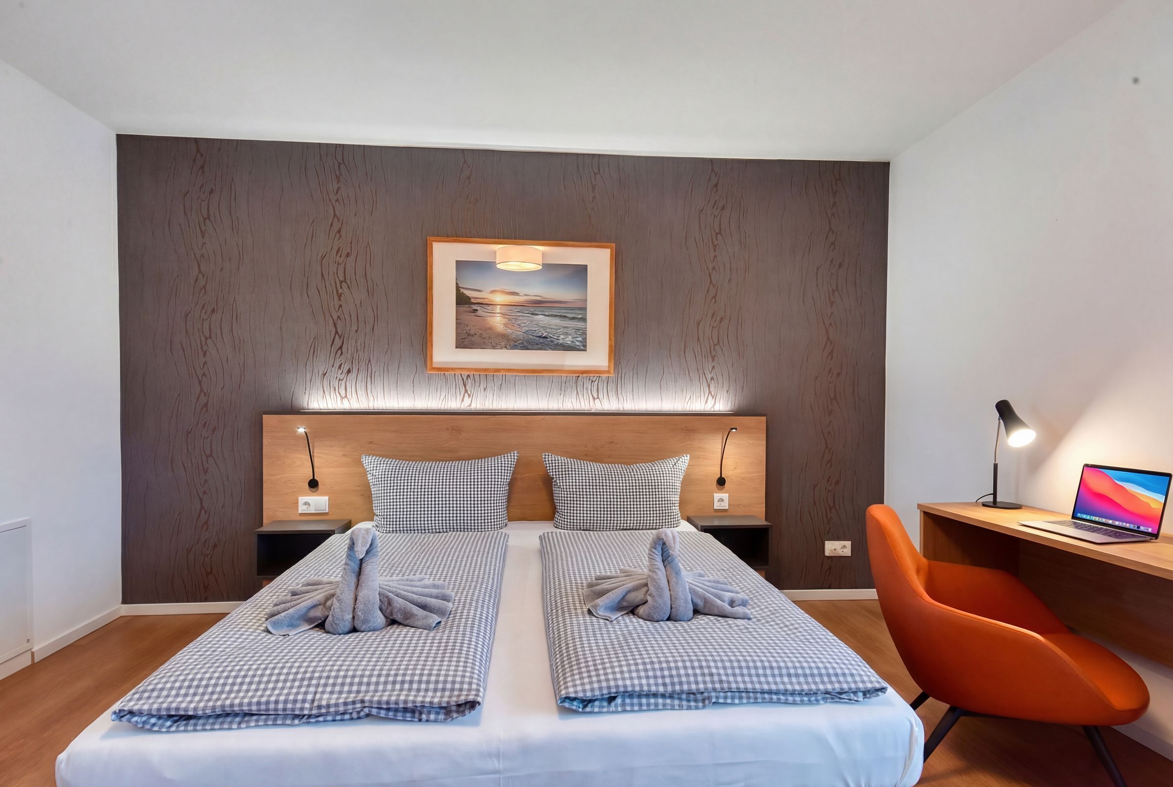 Schreibtisch, Reisekinderbett, kostenloses WLAN, Bettwäsche