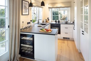 Een koelkast, een oven, een kookplaat, een vaatwasser