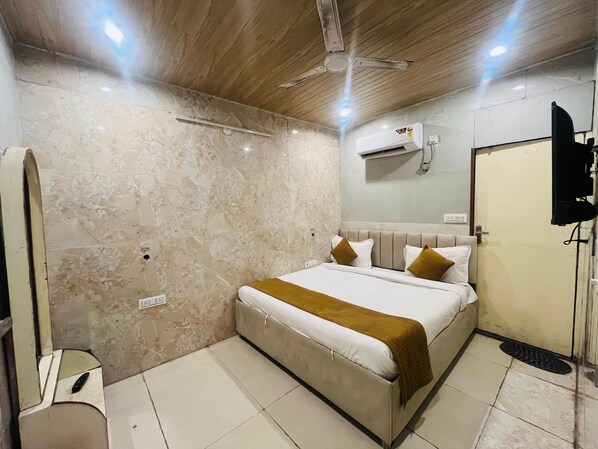 Economy Room, Balcony, City View - Roomshala Hotel Golden Residency (New Delhi)