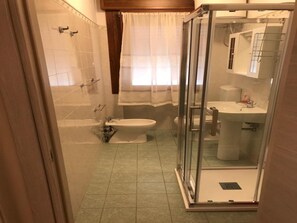 Apartment, 2 Schlafzimmer, Balkon | Badezimmer