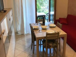 Apartamento, 2 quartos, sacada | Sala de jantar