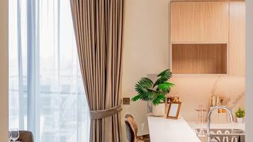 Luxury-Apartment, Balkon, Stadtblick | Esszimmer