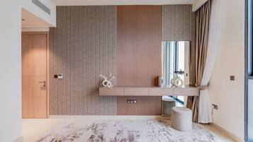 Luxury-Apartment, Balkon, Stadtblick | Zimmerausstattung