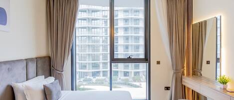 Appartement luxueux, balcon, vue sur la ville | Vue de la chambre