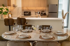Luxury-Apartment, Balkon, Stadtblick | Esszimmer