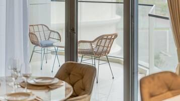 Luxury Apartment, Balcony, City View | Pemandangan dari bilik