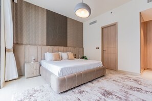 Luxury Apartment, Balcony, City View | Egyptian cotton sheets, premium bedding, memory-foam beds, in-room safe - Sophisticated Interior near Hayat Beach (Ras Al Khaimah)