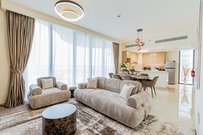 Luxury-Apartment, Balkon, Stadtblick | Wohnbereich