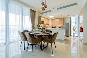 Apartemen Mewah, balkon, pemandangan kota | Ruang makan