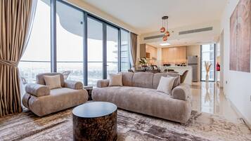 Luxury Apartment, Balcony, City View | Ruang tamu | 65 inci sebuah televisyen pintar dengan digital, Netflix