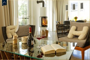 Fernseher, Kamin, DVD-Player, Bücher