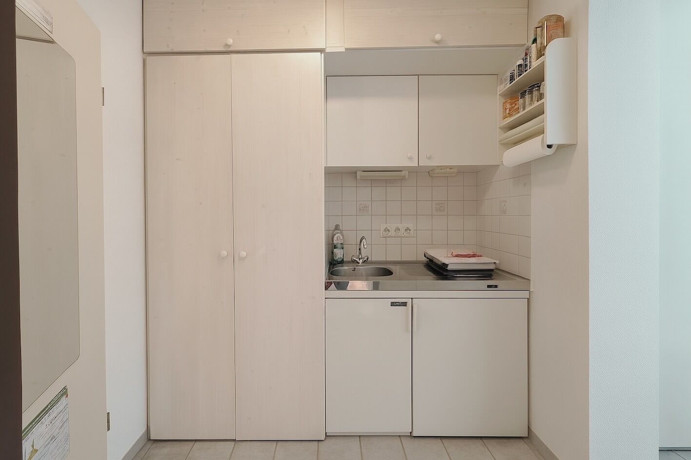 Refrigerador, parrilla de estufa, cafetera y tetera y tostadora 