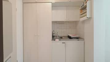 Refrigerador, parrilla de estufa, cafetera y tetera y tostadora