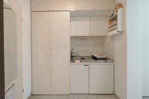 Kühlschrank, Herdplatte, Wasserkocher mit Kaffee-/Teezubehör, Toaster