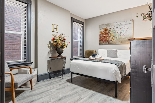 2 soverom, skrivebord, strykejern/-brett og wi-fi (inkludert)