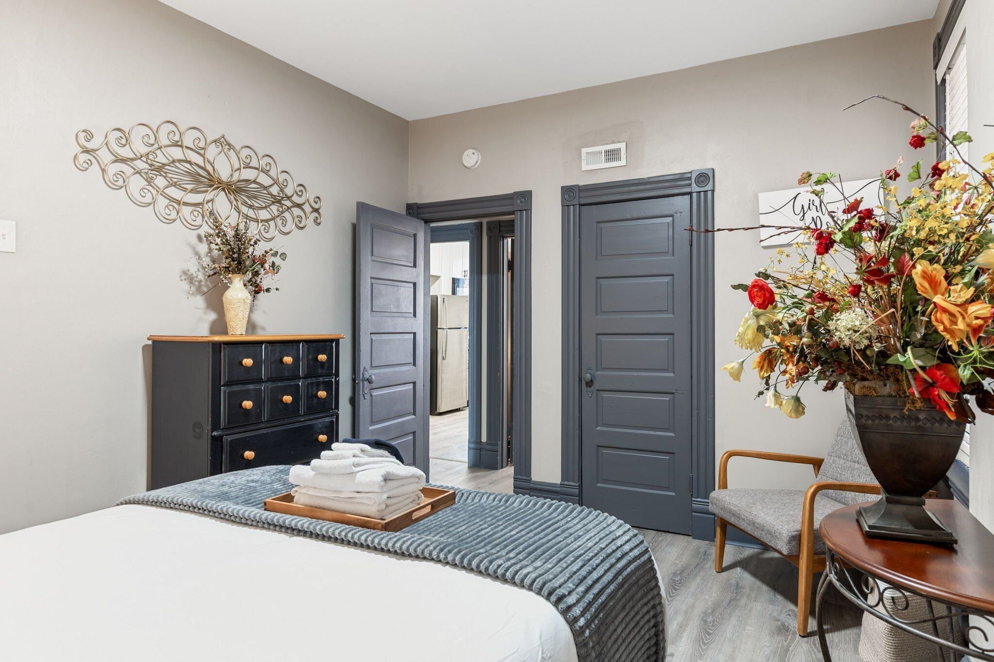 2 soverom, skrivebord, strykejern/-brett og wi-fi (inkludert)